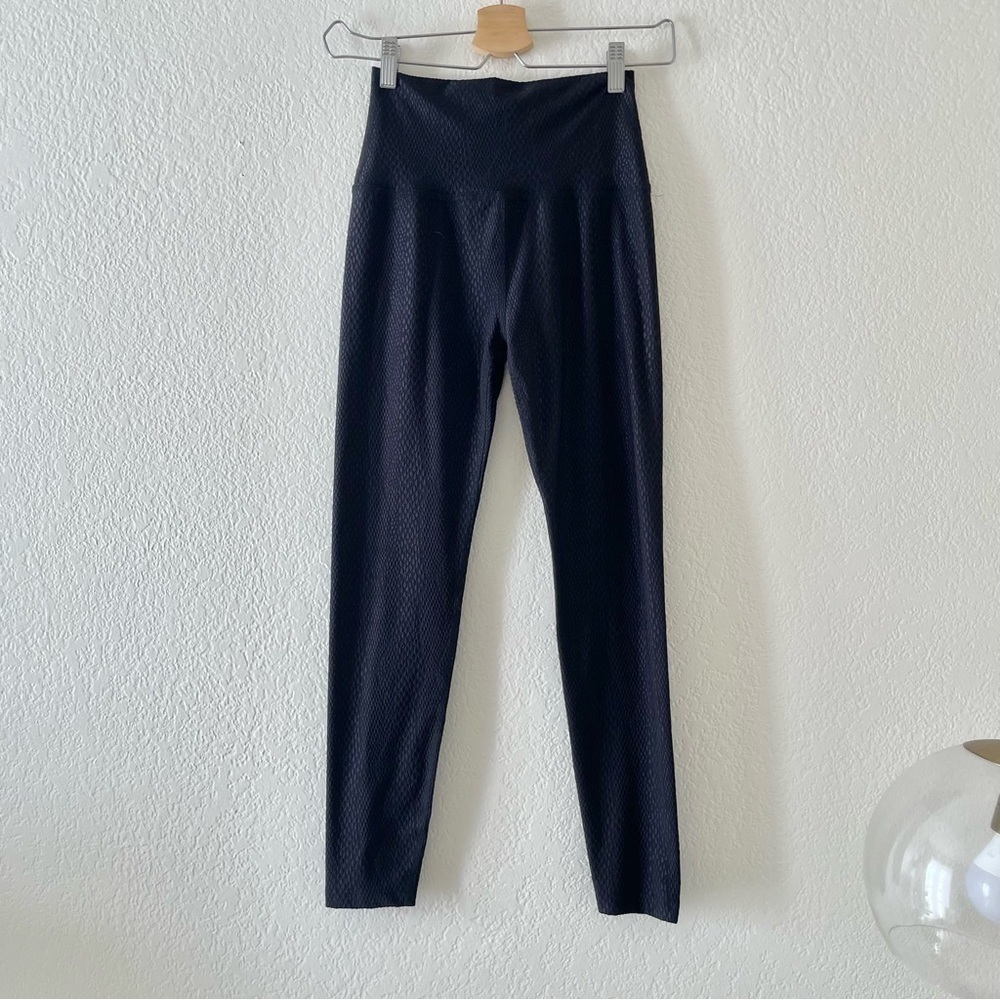 Beyond Yoga Caught in the Midi High Waist Leggings in Snake Jacquard